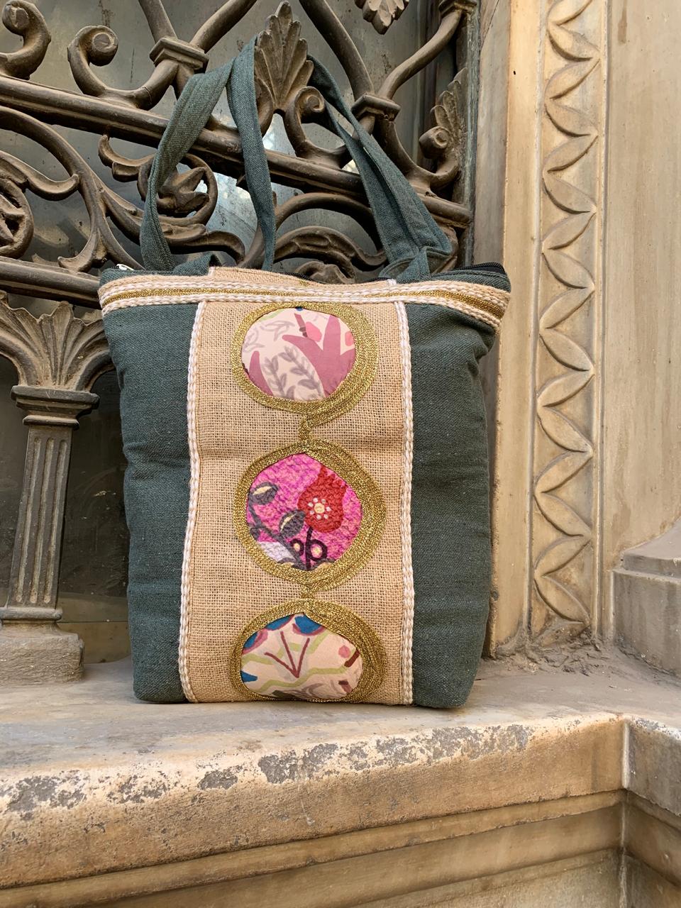 The three circles shoulder bag