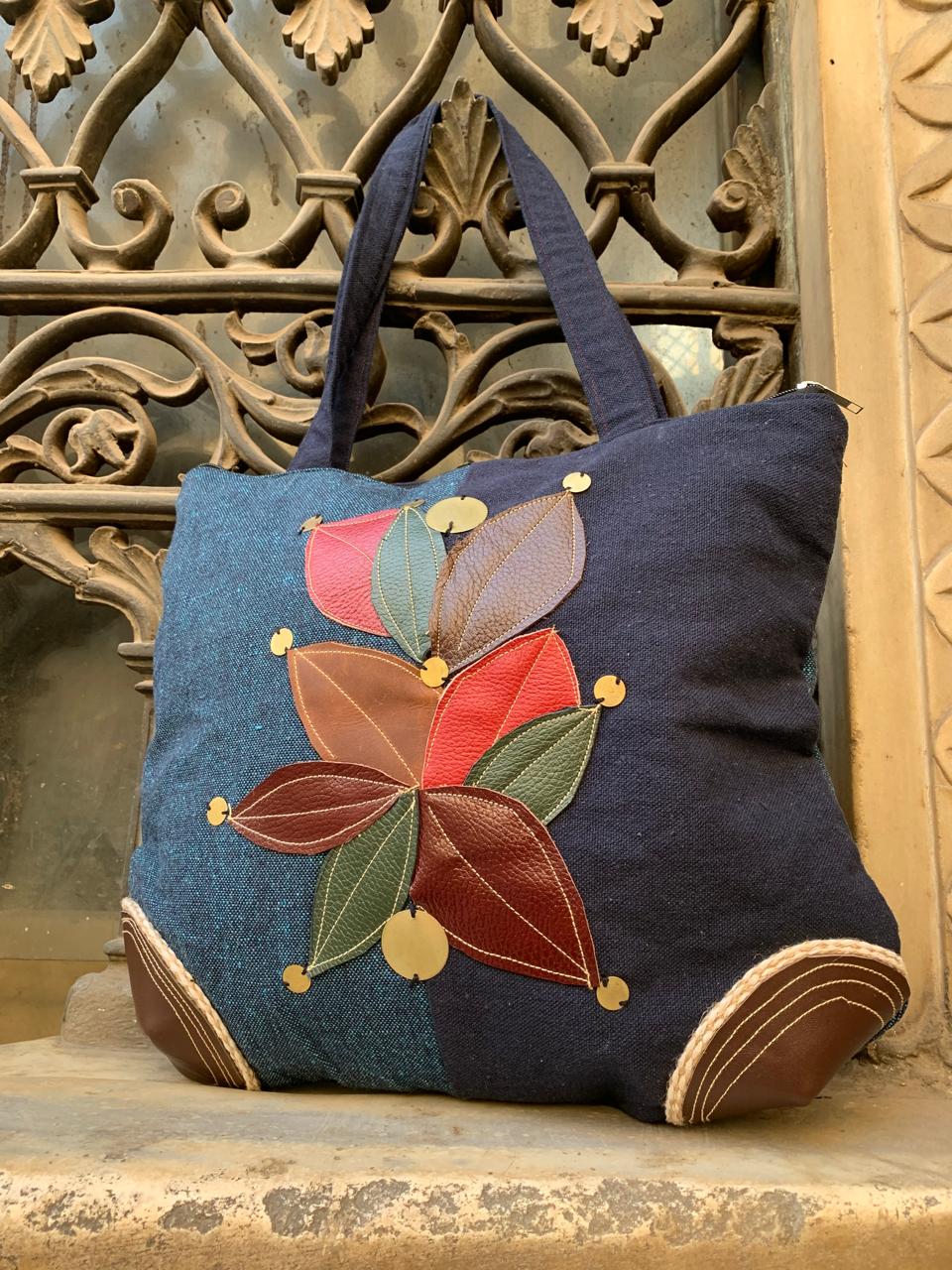 Colourful leaves shoulder bag