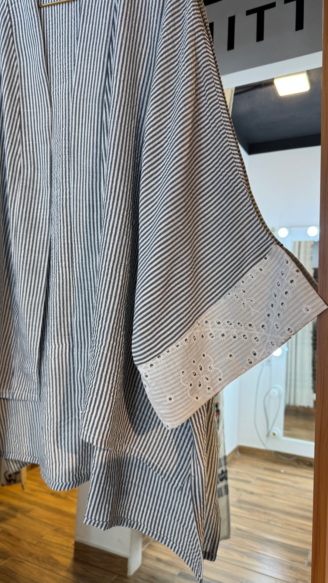 Frida & jangle black strip Linen kimono