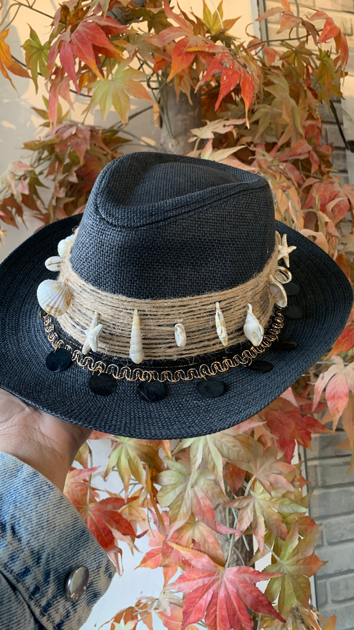 The black sea Chapeau